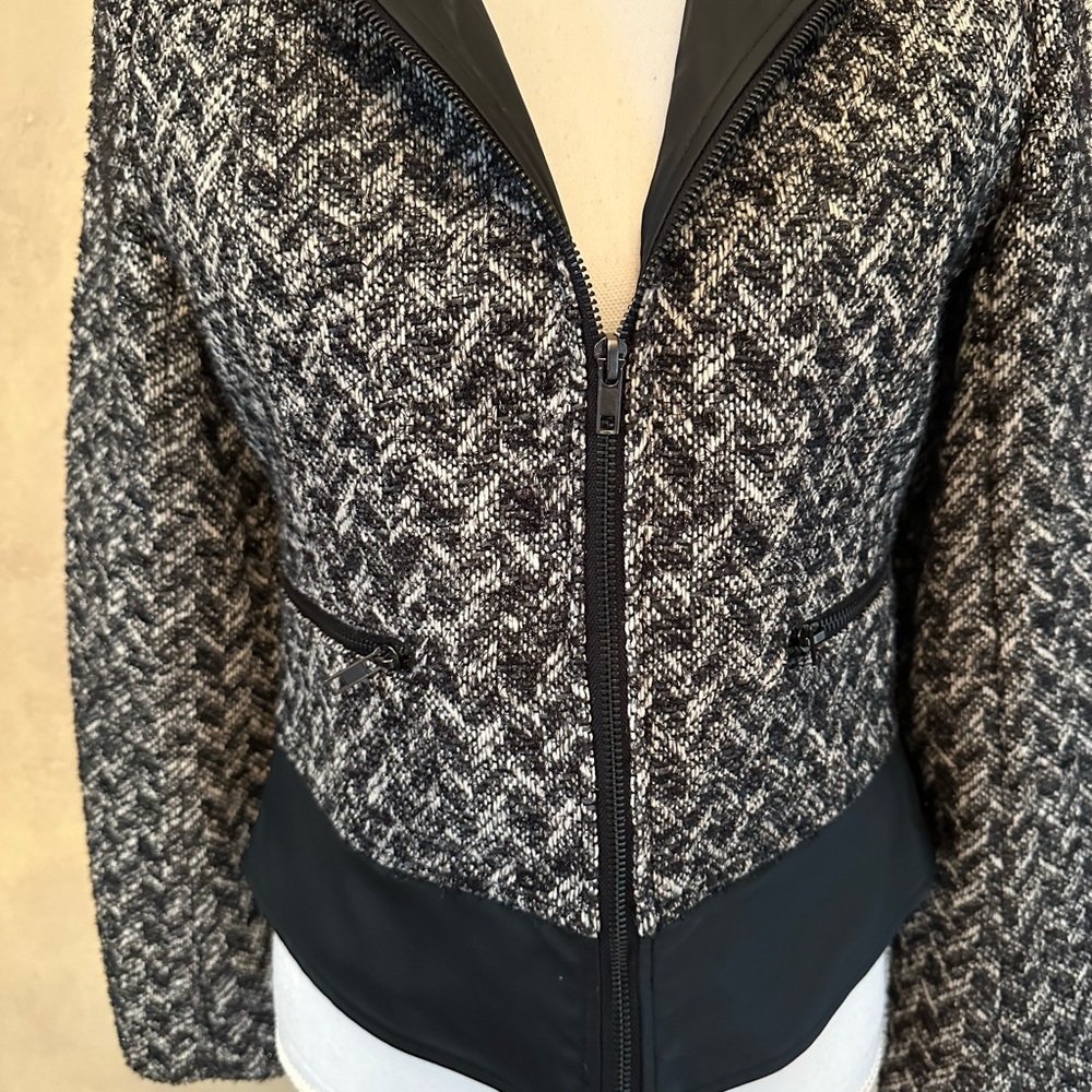 Beautiful tweed & faux leather blazer. Sz M